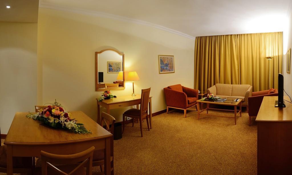 Swiss-Belhotel Шарджа Екстериор снимка